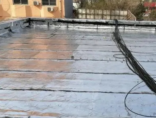 淮北市卫生间漏水维修公司分享下淮北市屋面楼顶防水刚性防水层施工要点。